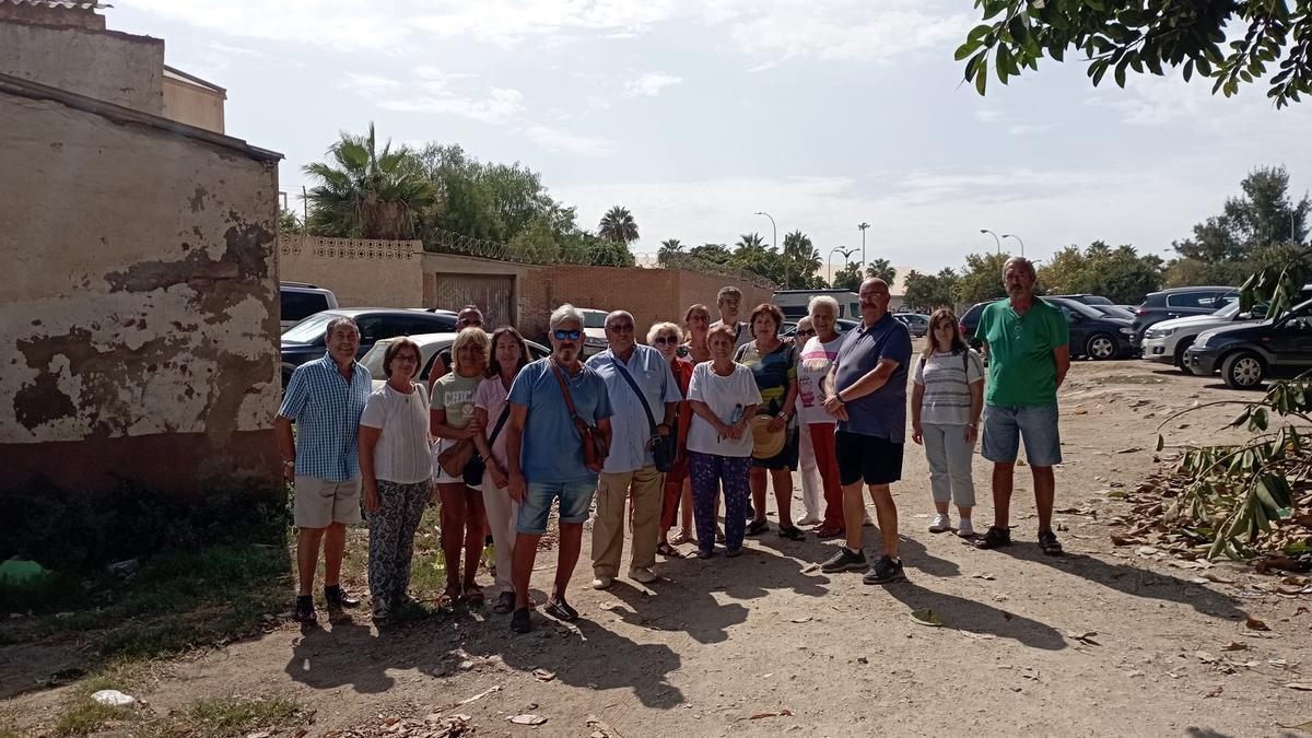 Un grupo de vecinos, este lunes en el descampado de Ferrería de Heredia.