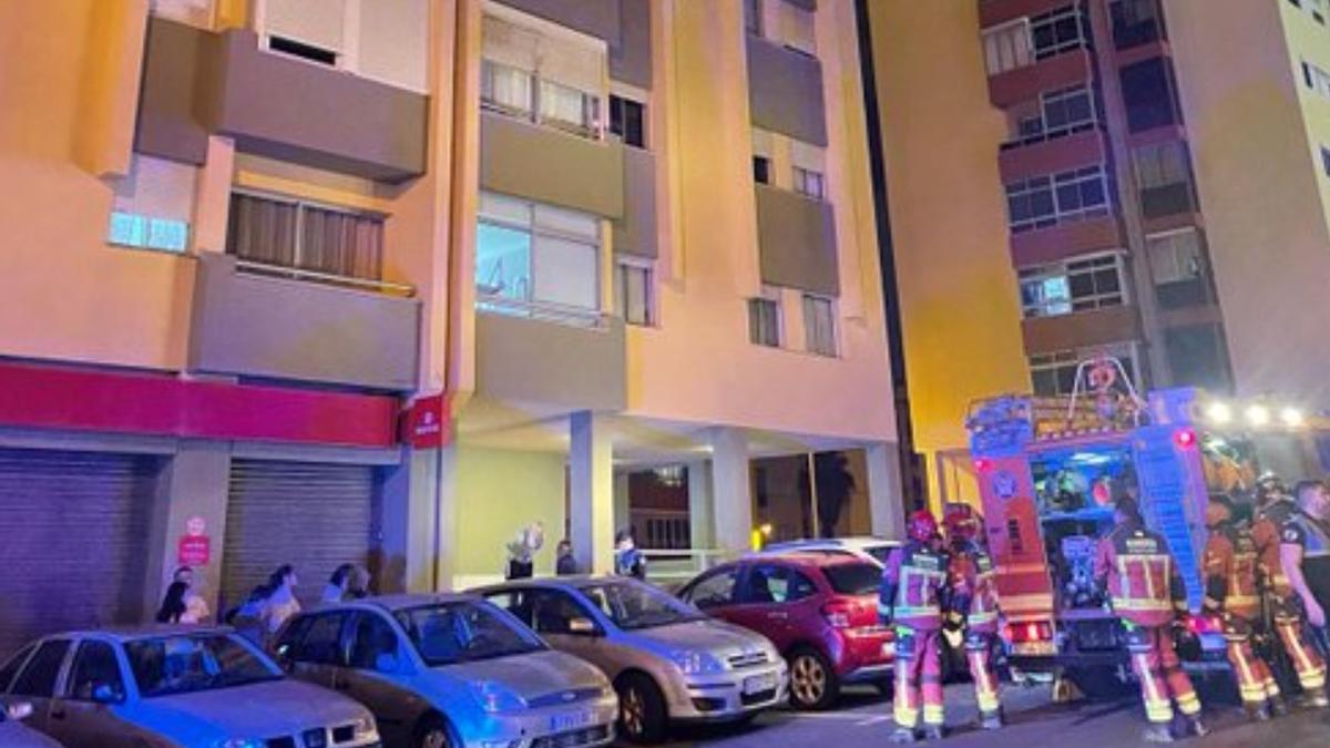 Dos personas resultan afectadas en el incendio en una vivienda de Las Palmas de Gran Canaria.
