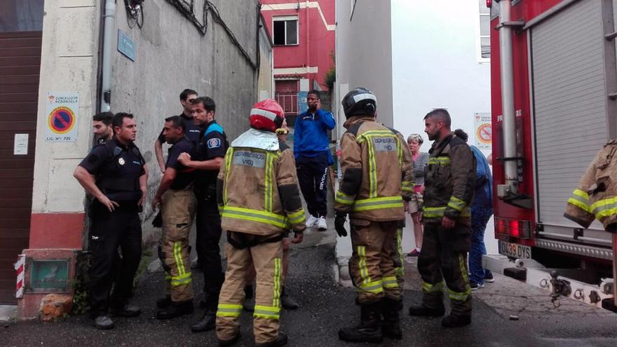 Efectivos de bomberos en el lugar del incendio // FARO