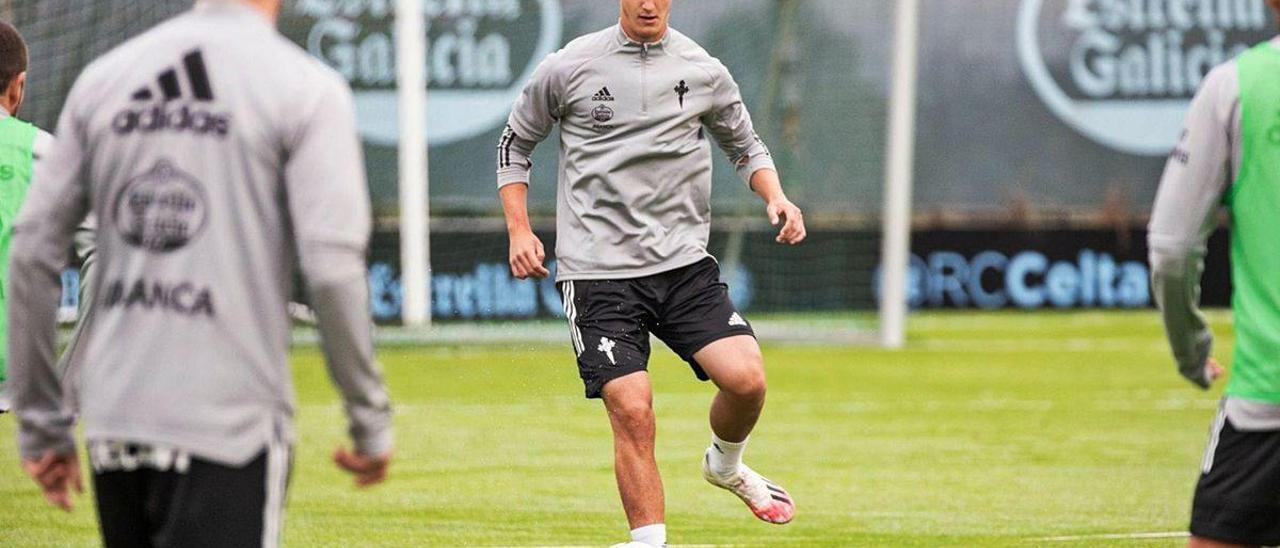 Miguel Baeza, ayer, durante el entrenamiento matinal que el Celta celebró en A Madroa.