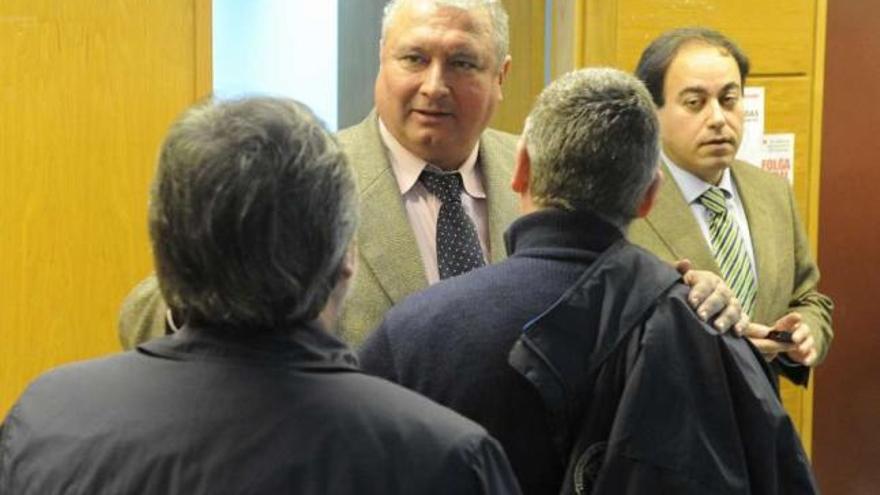 Ángel del Real, en el centro, durante el juicio por acoso laboral celebrado en febrero en Ferrol. / fran martínez