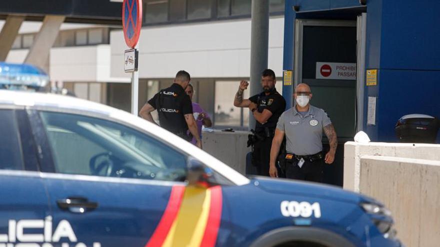 Roba un coche frente al hospital de Ibiza y lo detienen horas después cuando acude a Urgencias