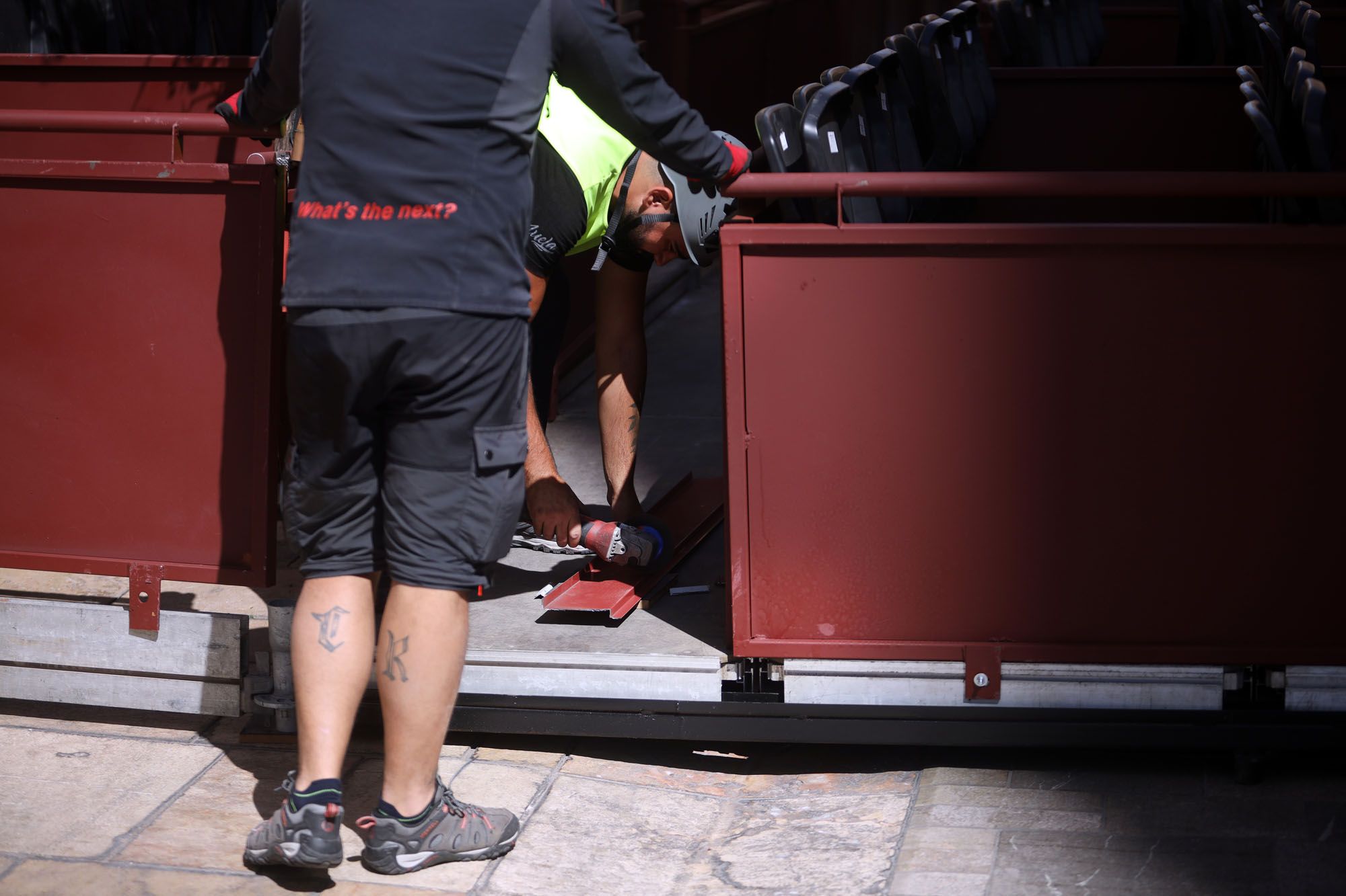 Semana Santa 2023 | Preparativos y montaje de la tribuna en el Centro de Málaga