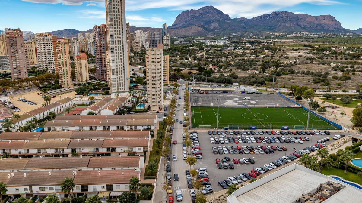 Vista de la parcela que se usa de aparcamiento donde irá el nuevo centro de salud de Benidorm.