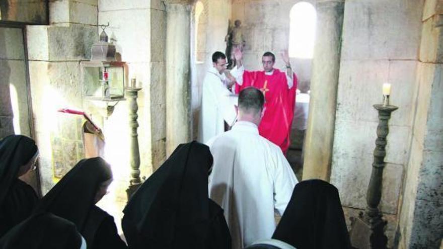 Misa hispánica vivida ayer en el monasterio de las Benedictinas.