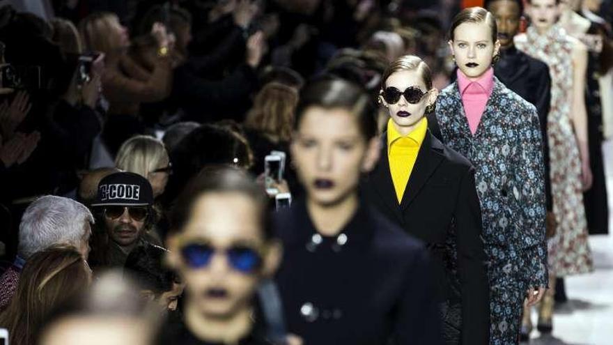 Varias modelos presentan creaciones de Dior, ayer, en París.