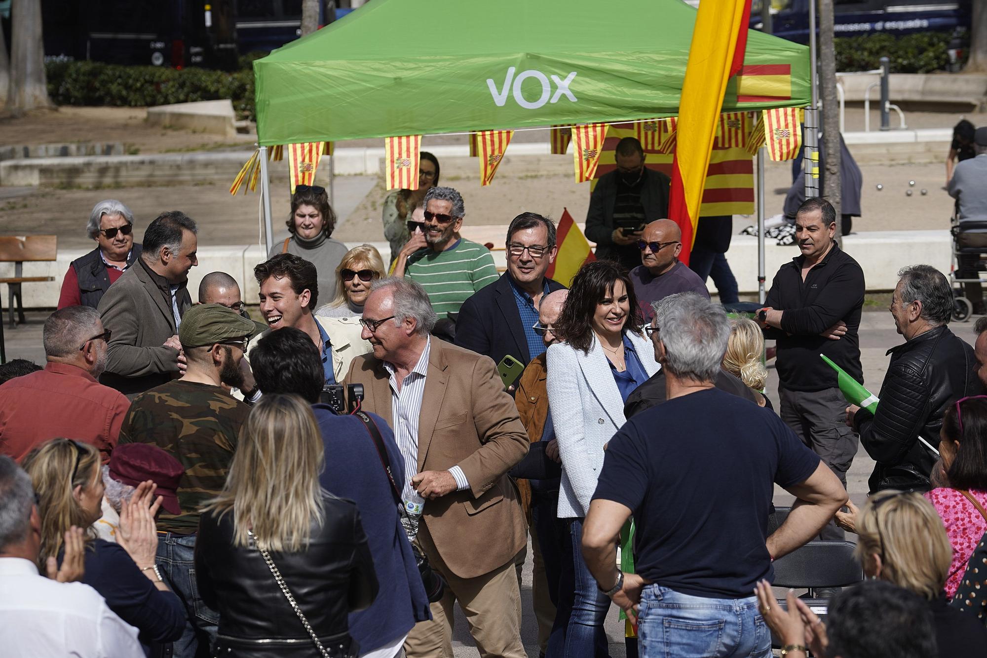 Un centenar de persones es manifesten contra un acte electoral de VOX a Girona