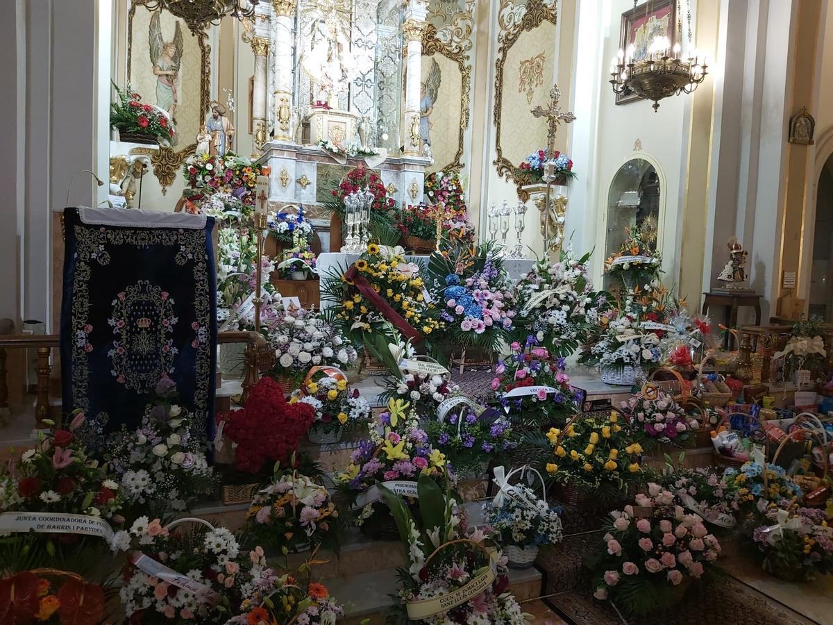 El altar de la Virgen del Lluch con las ofrendas