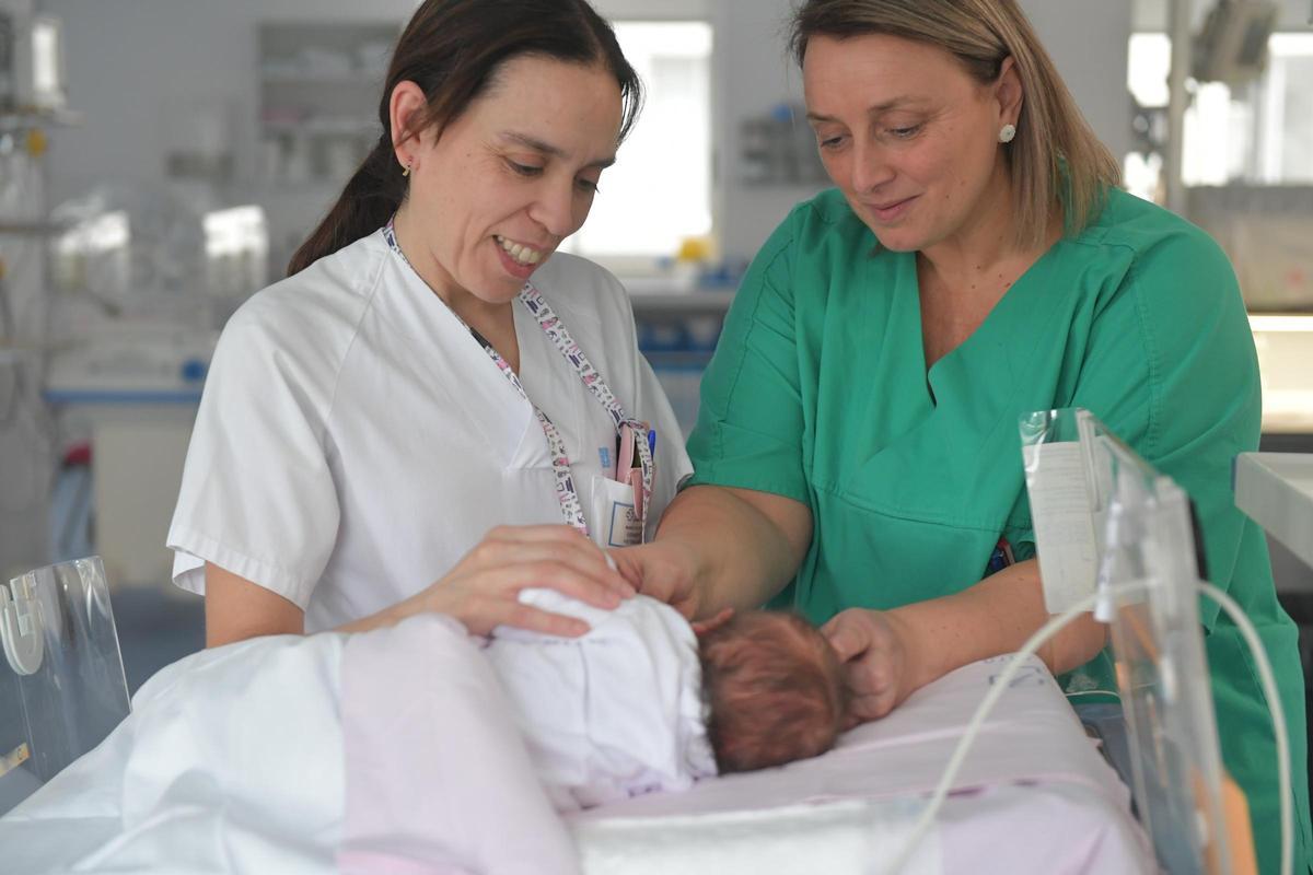 Dos profesionales atienden a un bebé en el área de Cuidados Mínimos de la UNidad de Neonatología del Materno.