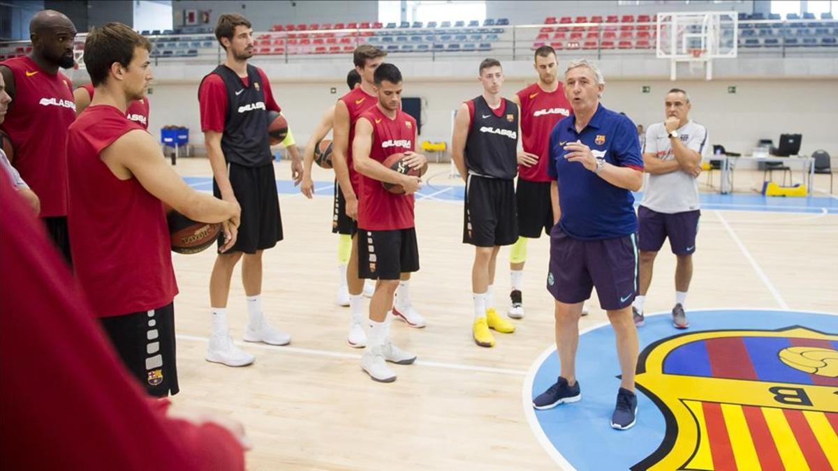 Pesic se dirige a sus jugadores durante un entrenamiento