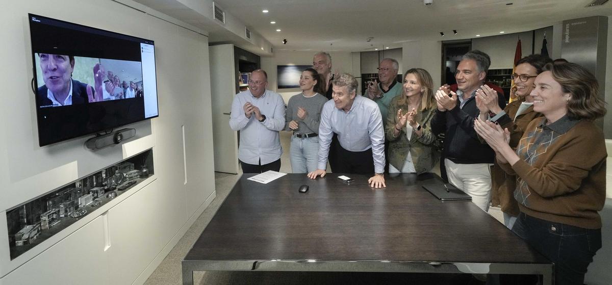 Feijóo y su equipo felicitan a Mañueco tras ganar las elecciones en Castilla y León.