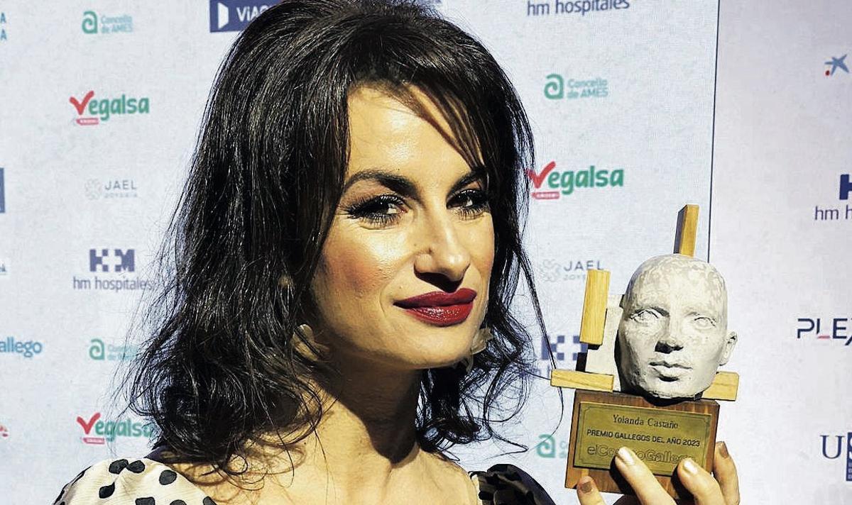 La poeta y gestora cultural Yolanda Castaño, con la estatuilla diseñada por José Perozo.