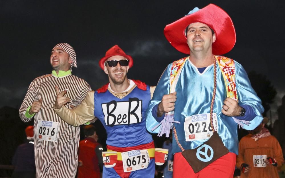 Más de 600 personas participan en la San Silvestre