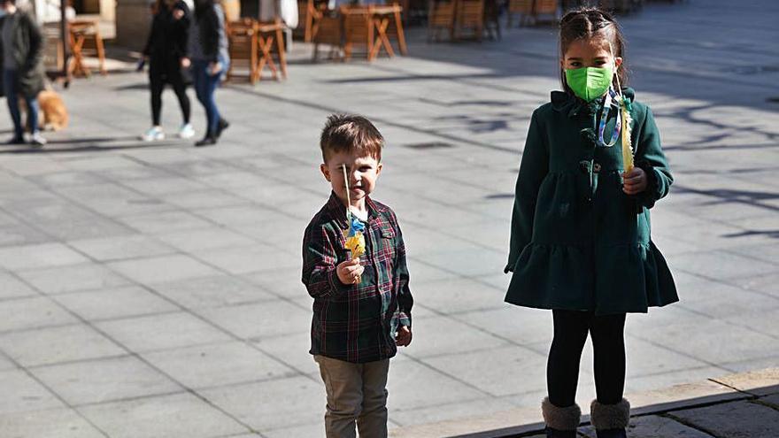 Nicolás y Martina Granda, con su palmas, en la calle San Francisco. | Mara Villamuza 