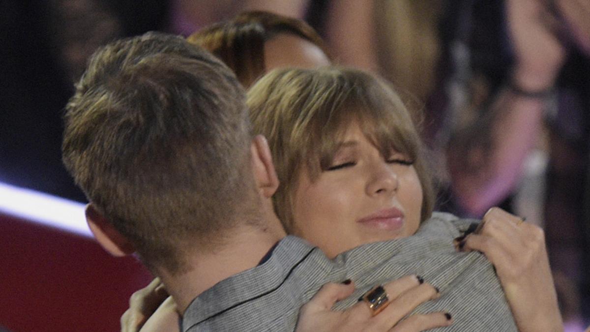 Calvin Harris y Taylor Swift se abrazan en los iHeartRadio Music Awards