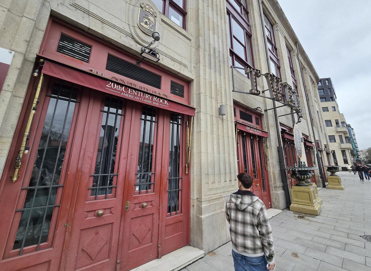 Destrozos provocados en la entrada del Twenty Centuy Rock durante la pelea de ultras.