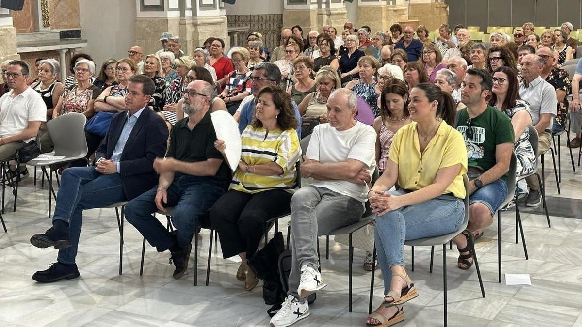 Representantes municipales, en el acto de clausura de Xàtiva.