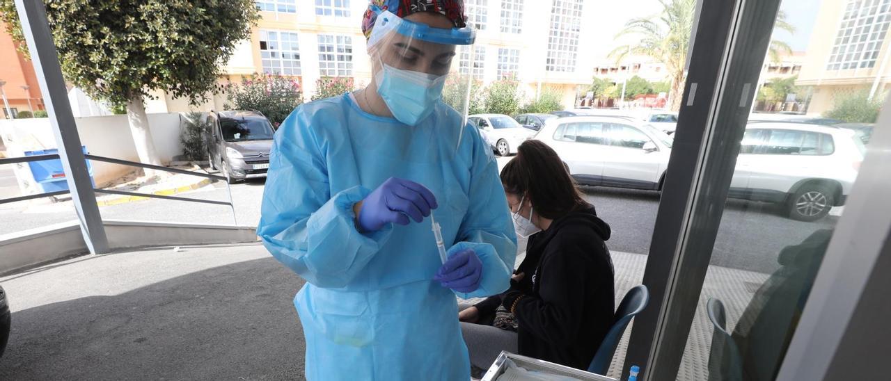 Imagen del pasado junio de PCR rápidos en el centro de salud Altabix de Elche