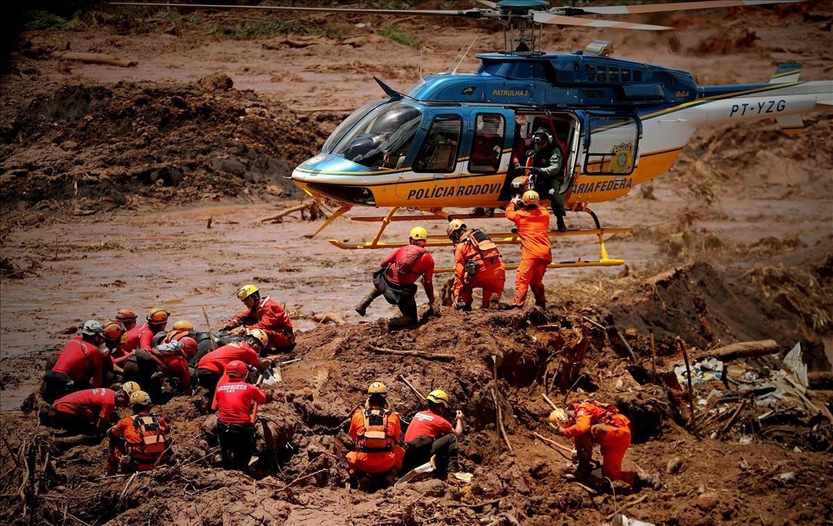 Bomberos rescatan a víctimas tras la ruptura de una presa minera, en Brumadinho (Brasil).  EFE Antonio Lacerda