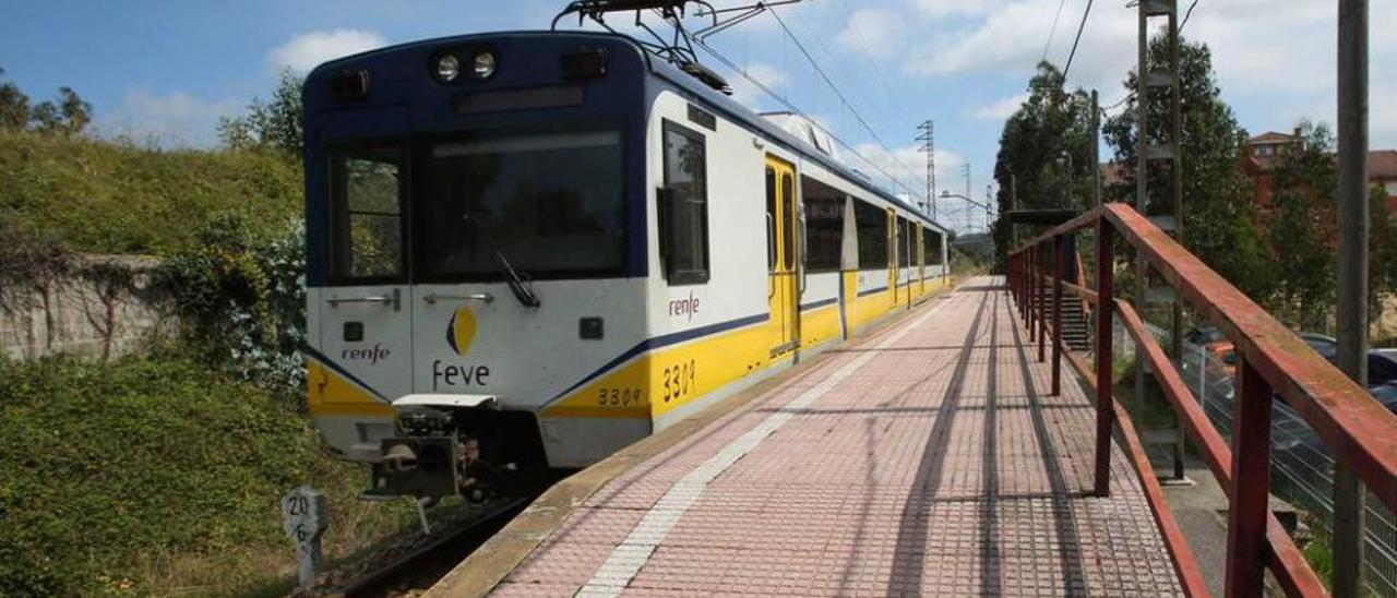 Un tren de Feve, en el apeadero de Raíces (Castrillón).