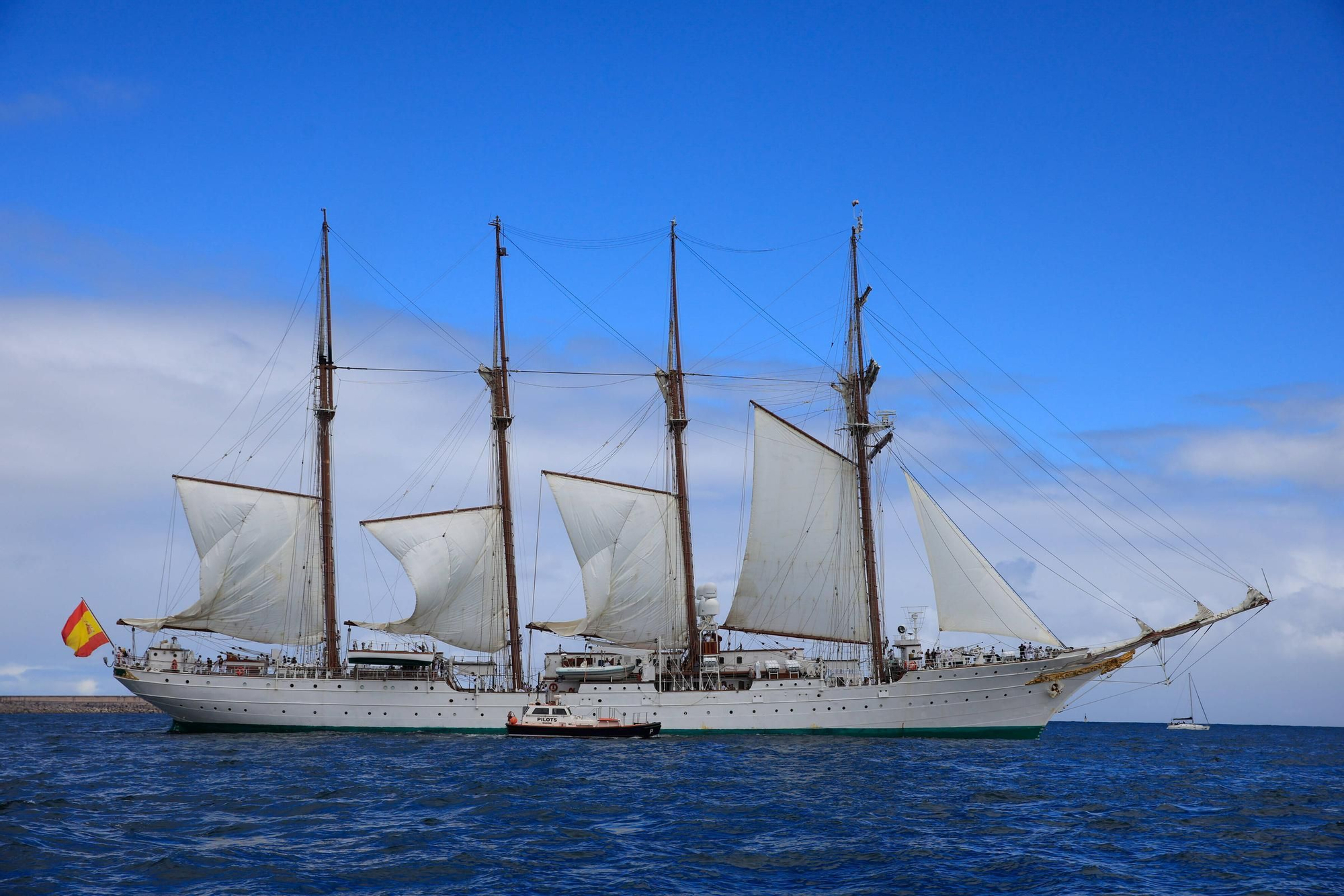 En imágenes: así se despidieron más de 40 embarcaciones del "Elcano" y la "Blas de Lezo" surcando la costa de Gijón