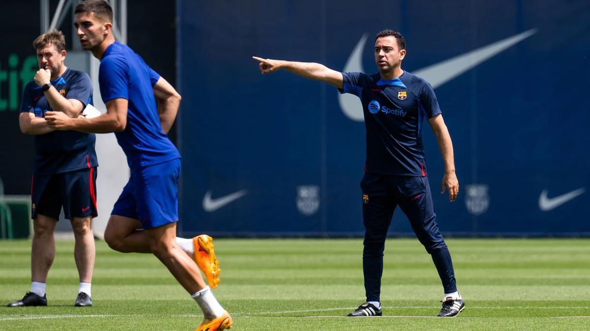 Xavi da órdenes durante un entrenamiento.