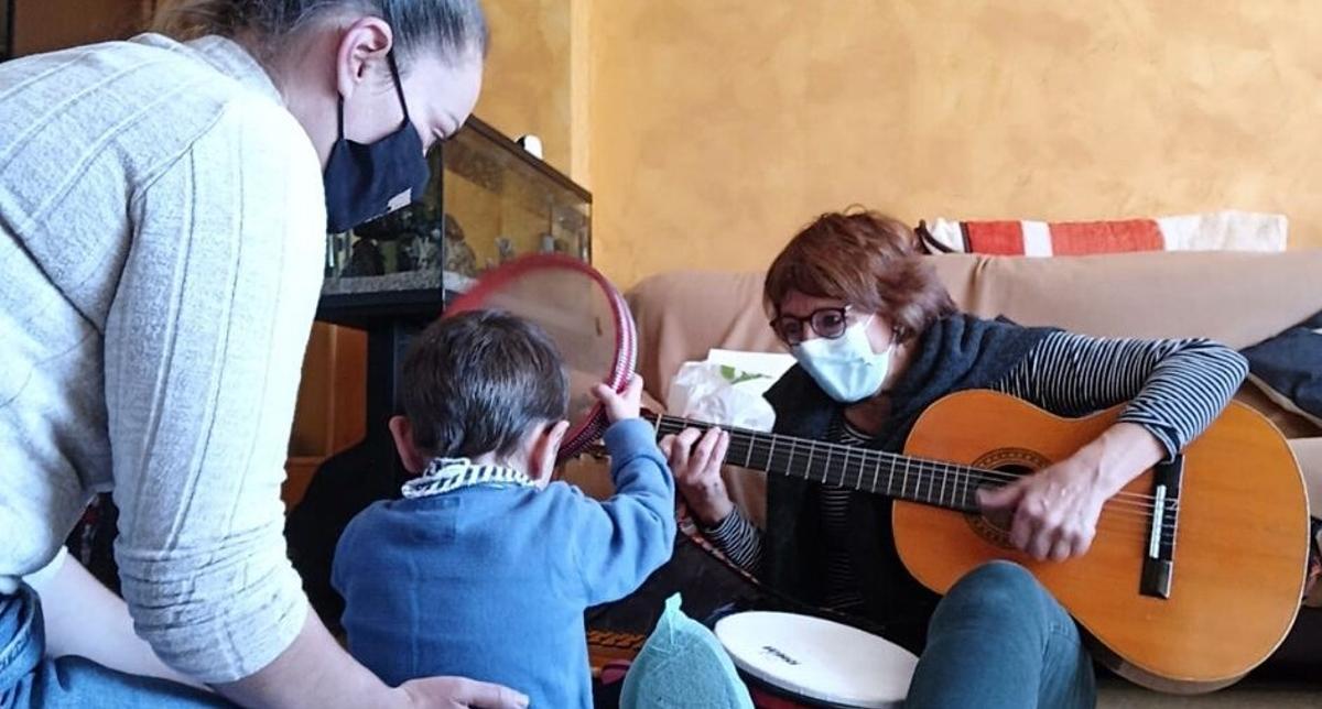 L’Hospital Sant Joan de Déu porta musicoteràpia a casa de nens amb atenció pal·liativa
