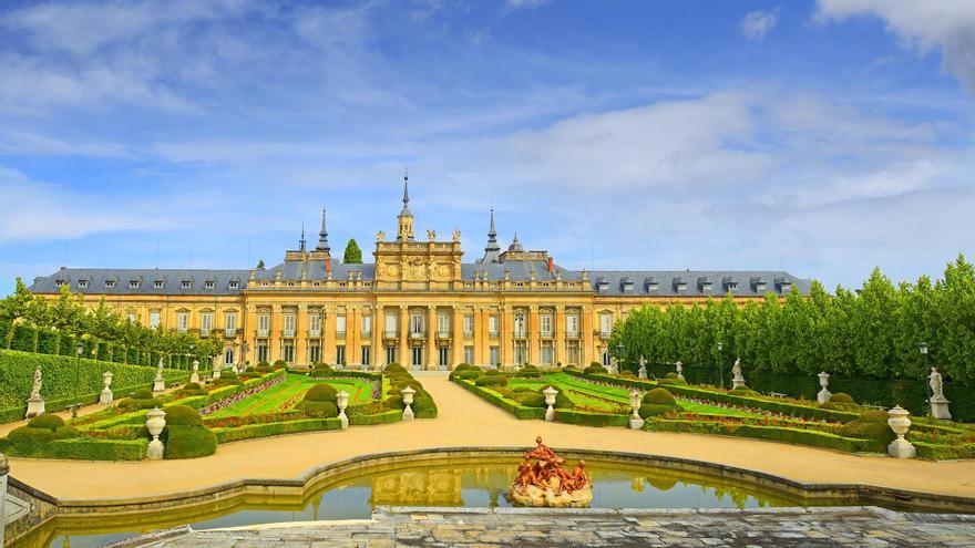 Fue residencia de los borbones y tiene un jardín que hasta Versalles envidiaría