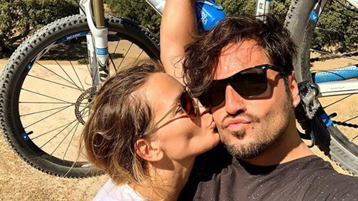 Yana Olina y David Bustamante dándose un beso