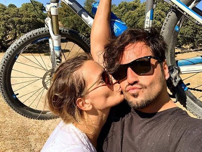 Yana Olina y David Bustamante dándose un beso