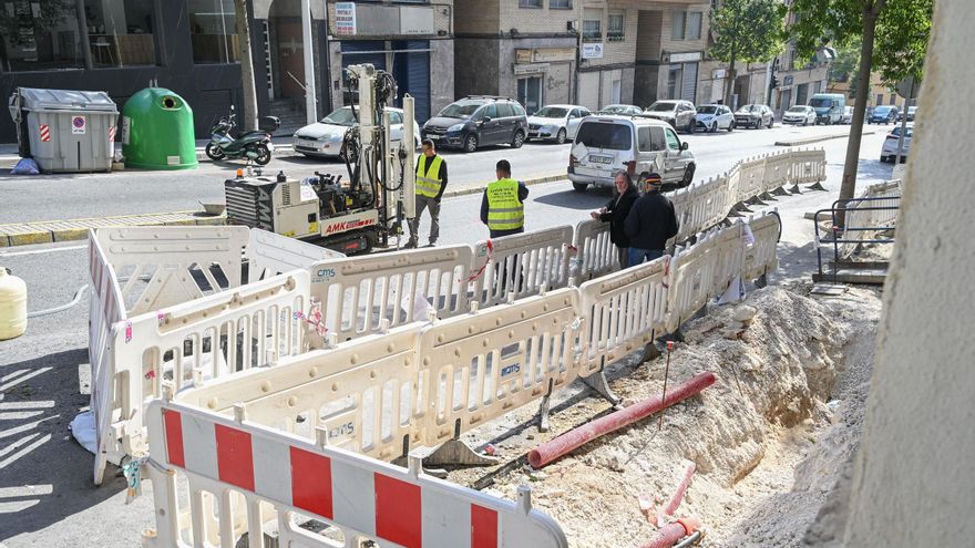 Las catas hallan una fuga de agua bajo los socavones de Clara Campoamor