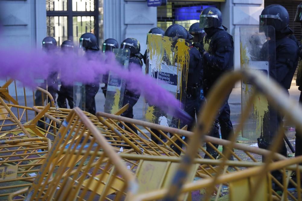 1-O a Girona: Multitudinària manifestació davant la subdelegació del Govern