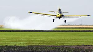 La fumigación aérea está muy restringida en España