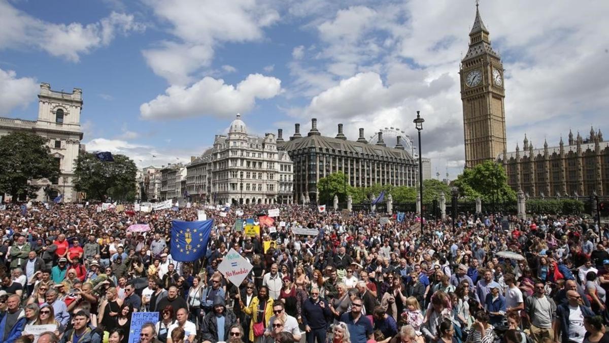 Partidarios de la permanencia en la UE se manifiestan en Parliament Square, en Londres, el 2 de julio.