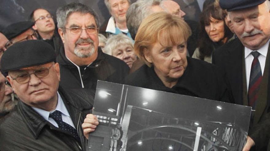 La canciller alemana junto a Mijail Gorbachov y Lech Walesa