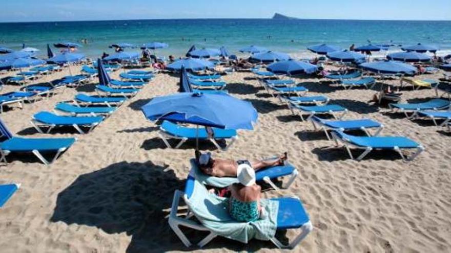 La playa de Levante de Benidorm, con las hamacas de la firma RA ocupando parte de la arena.