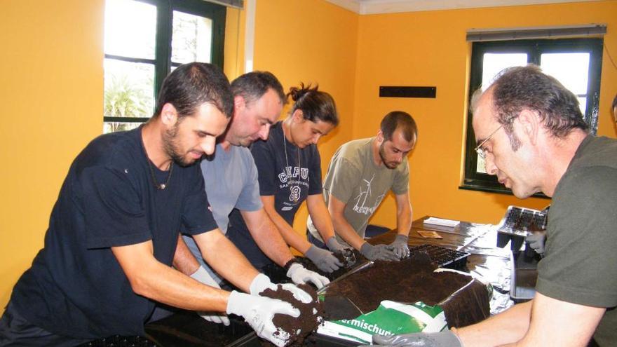 Eduardo Hurlé, frente a Egor Rodríguez, Manuel Carril, Rocío Campillo y Christian Ríos, en el taller de agricultura ecológica.