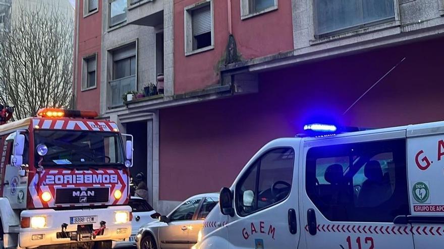 Sofocan un incendio originado en la basura acumulada en el hueco del ascensor de un edificio tomado por okupas en Ribeira