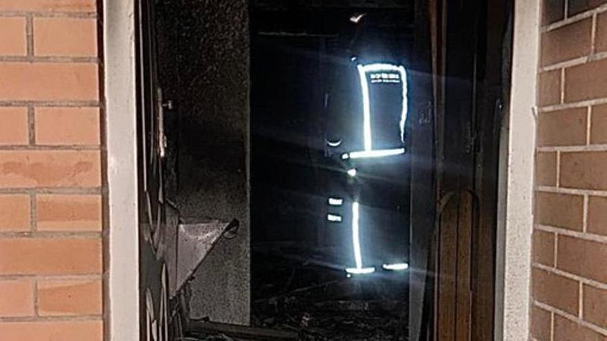 Un herido en un incendio en una vivienda de Cabanes de madrugada