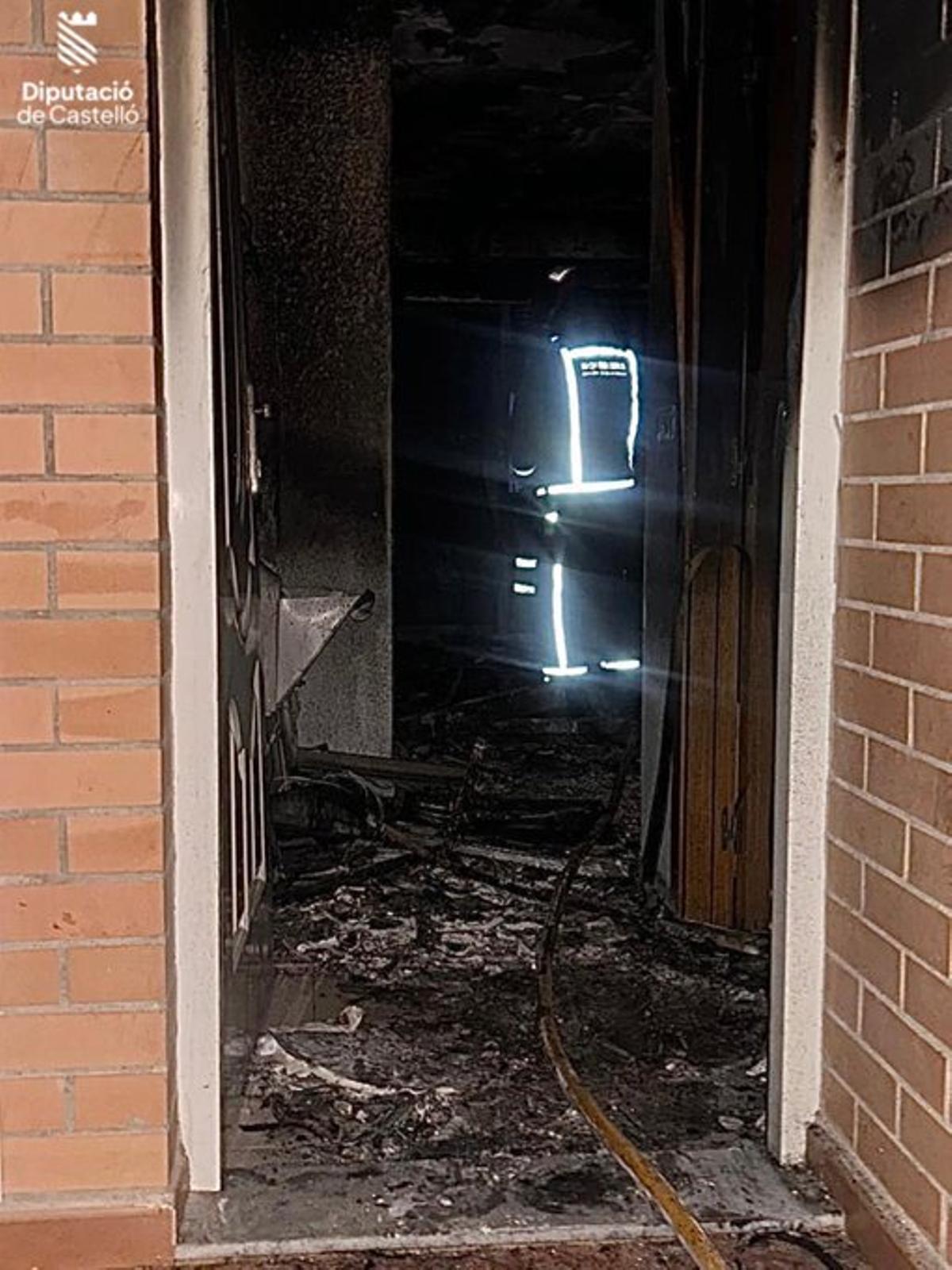 Un profesional del Consorcio Provincial de Bomberos de Castellón, durante el incendio de este martes.