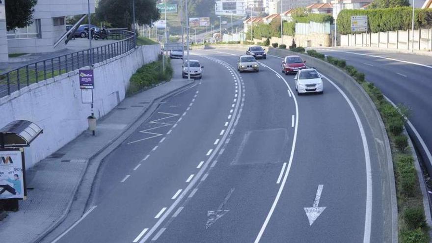 Nueva señalización horizontal instalada en los carriles de la avenida de A Pasaxe. carlos pardellas