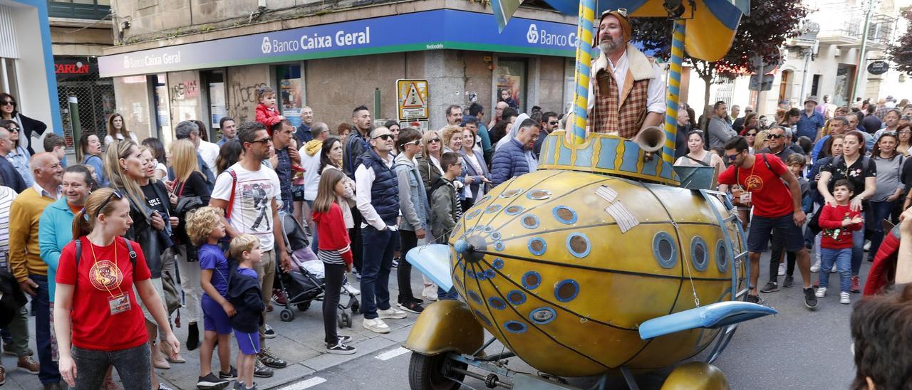 Uno de los espectáculos de calle del Festival de Títeres de Redondela. / José Lores