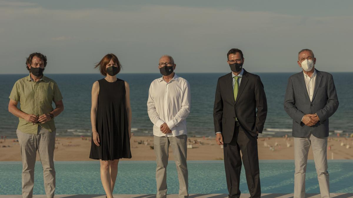 La nueva piscina 'infinity' en la azotea del hotel Bayrén de Gandia