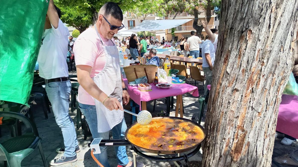 Joan Ramos cocinando una paella para 16 personas, ayer al mediodía, en la plaza de Es Fossar en Sineu.