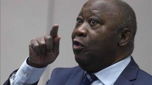 Laurent Gbagbo, expresidente de Costa de Marfil, gesticula en el juicio en la CPI.