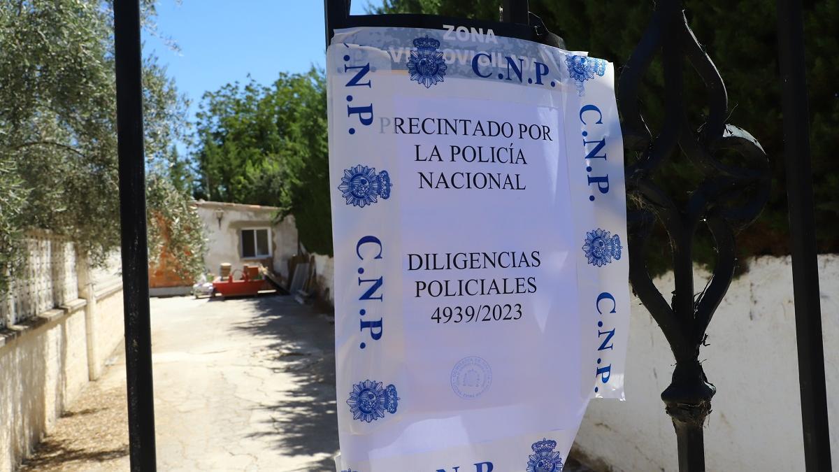 La vivienda donde se halló a la joven muerta, precintada por la Policía Nacional.