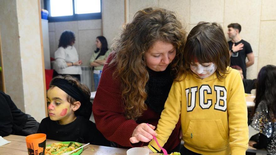 Así funciona el comedor escolar de Peñaflor, donde los niños comen de táper: "Uno calienta la comida y otro vigila que se laven las manos"
