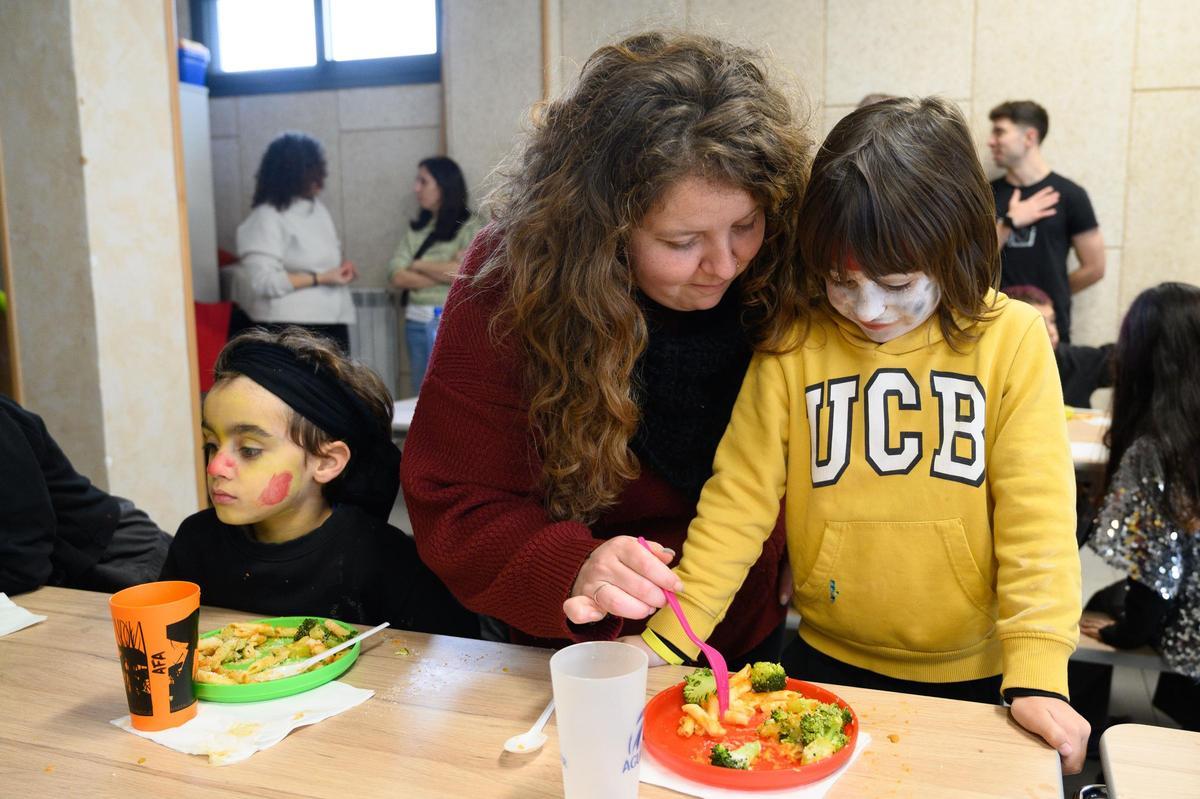 Cristina Morata, monitora del comedor de Peñaflor, junto a dos alumnos.