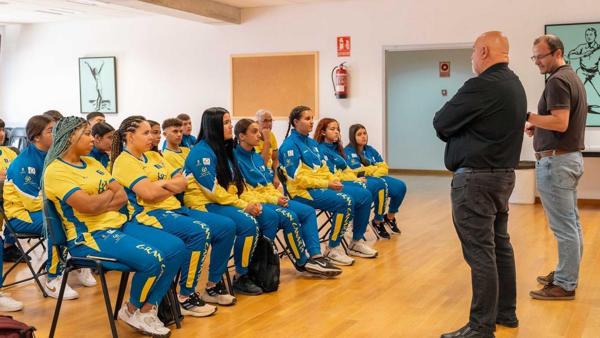 Imagen de la reunión previa al viaje a Tenerife para la disputa del Trofeo Faro de Maspalomas de selecciones insulares infantiles de lucha canaria.