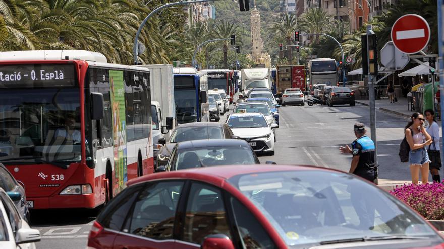 Autobuses en la avenida de la Estación, con atascos en sentido salida de la ciudad